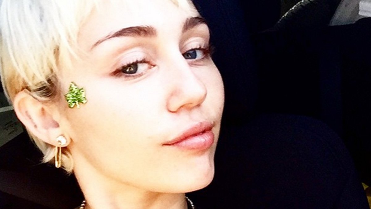 Miley Cyrus gick ut hårt. Hon pyntade fejan med ett glittrigt löv. 